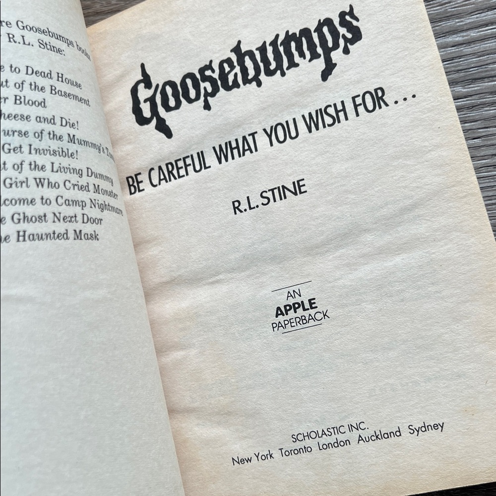 VINTAGE lot of 2 GOOSEBUMPS books by R.L. Stine Apple Paperback book 1990’s - Picture 9 of 17
